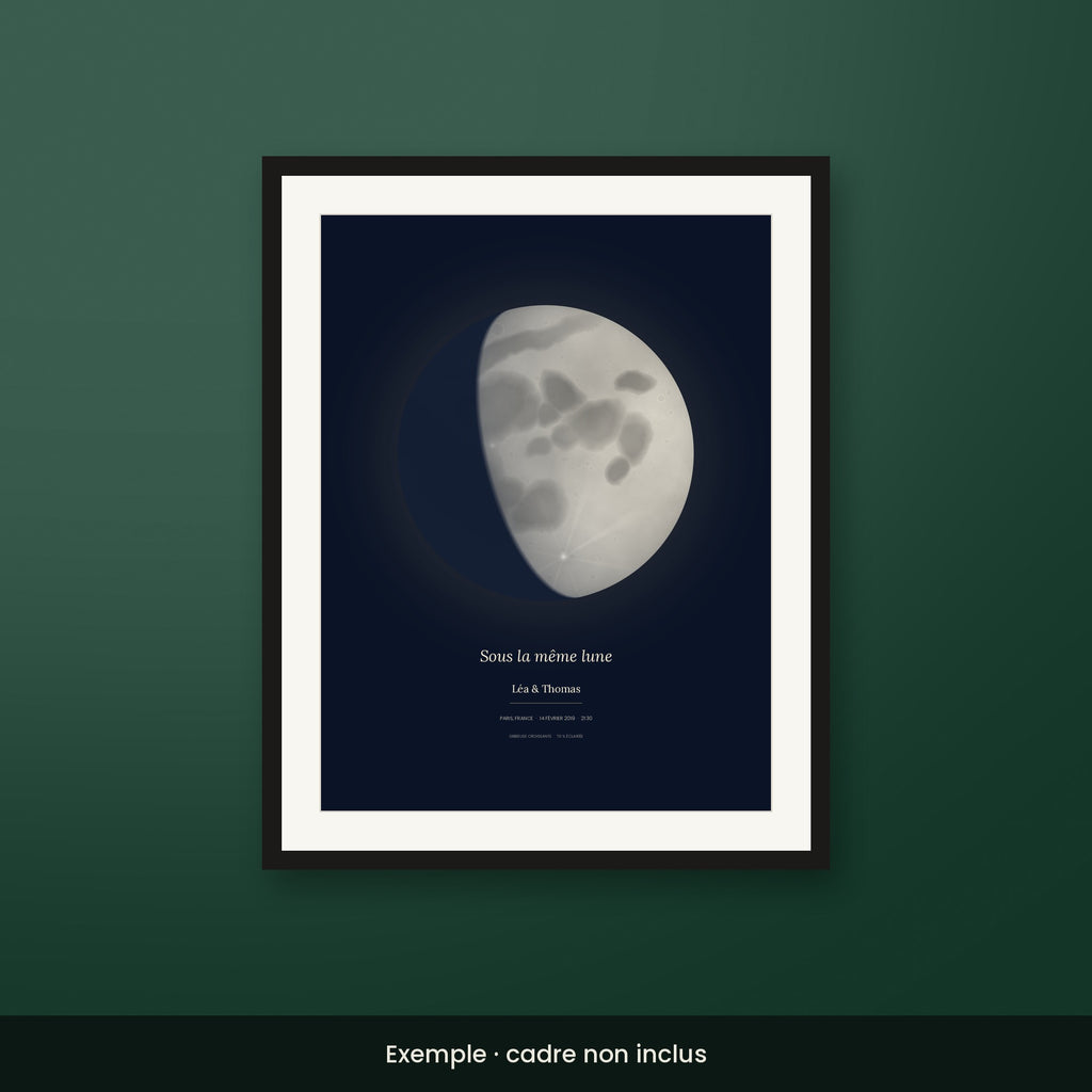 Affiche lune personnalisée style Bleu nuit, encadrée sur un mur vert