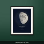 Affiche lune personnalisée style Bleu nuit, encadrée sur un mur vert