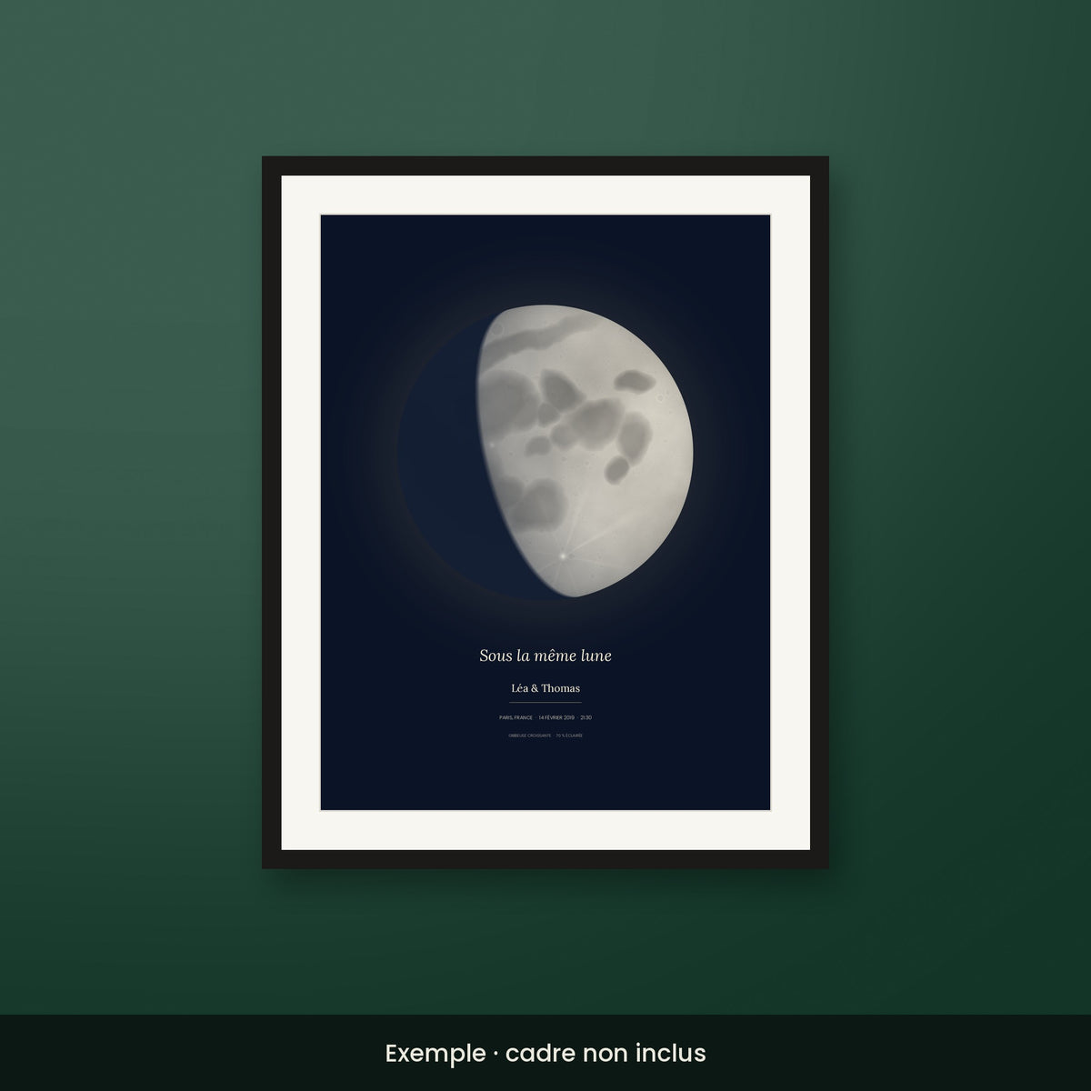 Affiche lune personnalisée style Bleu nuit, encadrée sur un mur vert
