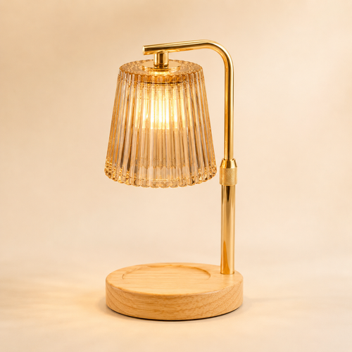 Lampe chauffe-bougie FOYENA Édition Ambiance avec structure en métal finition dorée et base en bois naturel, vue produit complète sur fond neutre